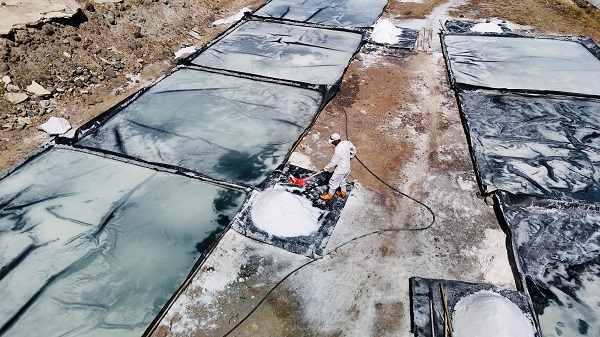 Foto - Asırlardır değişmeyen tuz mesaisi