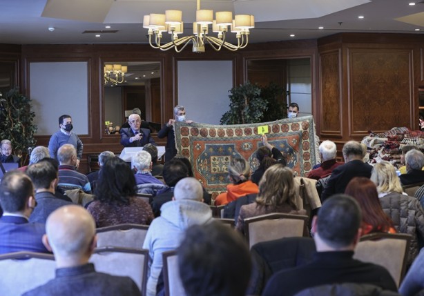 Foto - Asırlık el dokuması! Halılar müzayedede görücüye çıktı