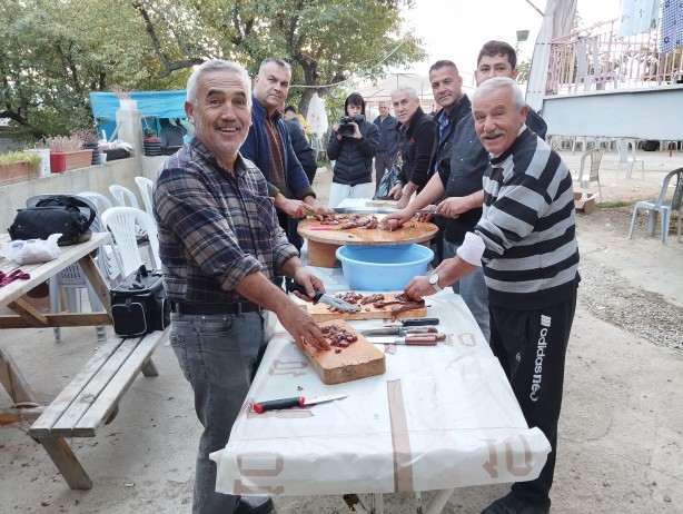 Asırlık geleneği sürdürüyorlar! Düğün evinde sabah kahvaltısında ciğer ikramı 