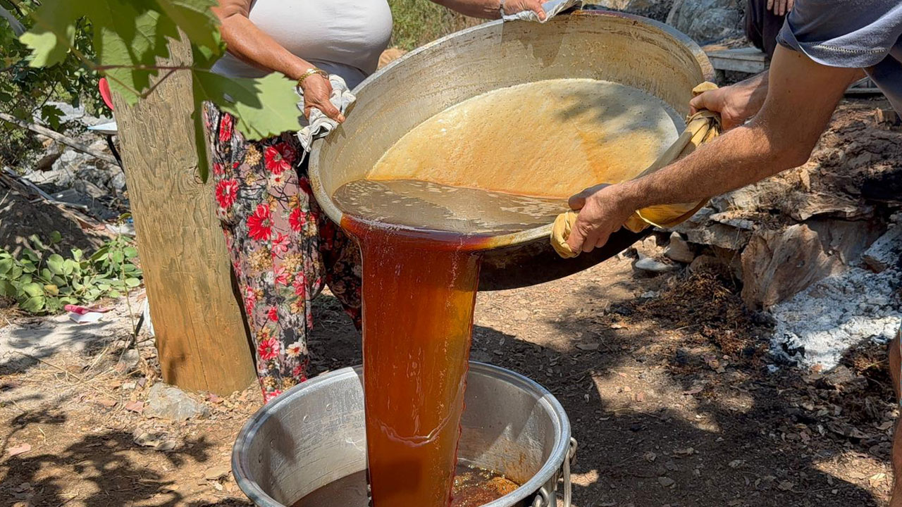 Asırlık gelenek sürüyor! Bu pekmezin sırrı külden geliyor