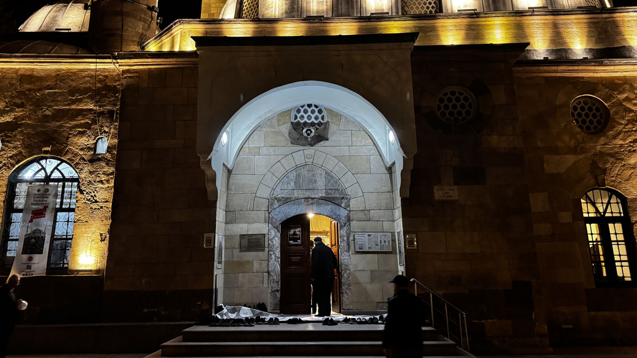 Asırlık gelenek yaşatıldı! Enderun usulü teravih ilk kez kılındı