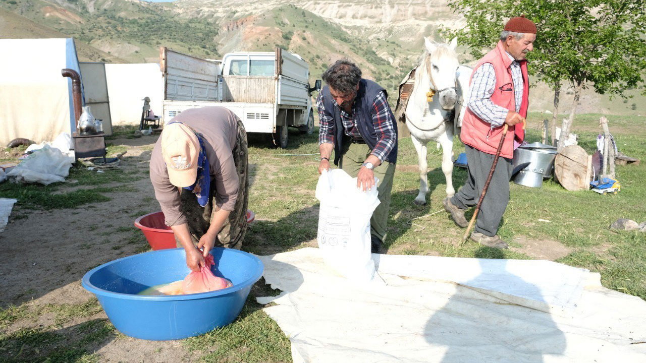 Foto - Asırlık gelenek yaylalarda sürüyor! Tulum peynirinin sofralara yolculuğu başladı
