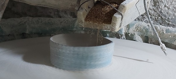 Asırlık su değirmeni ilgi çekiyor