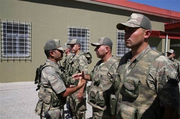 Foto - Asker arkasını dönünce gözlerine inanamadı!