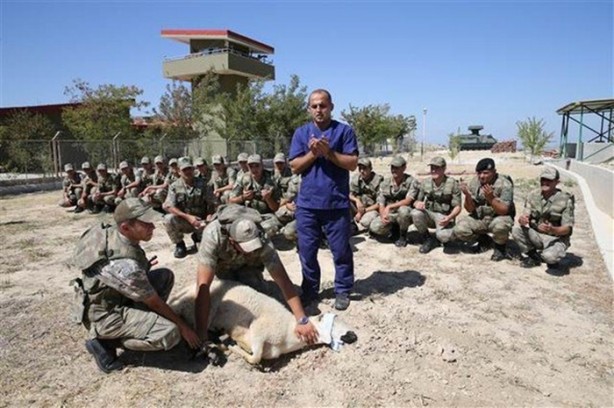 Foto - Asker arkasını dönünce gözlerine inanamadı!