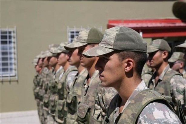 Foto - Asker arkasını dönünce gözlerine inanamadı!