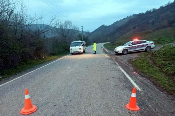 Foto - Asker bazı yolları toprak dökerek kapattı!