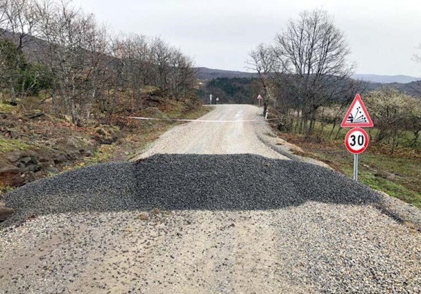 Foto - Asker bazı yolları toprak dökerek kapattı!