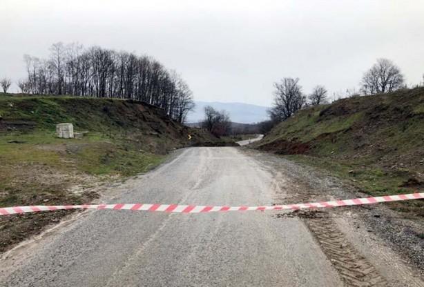 Asker bazı yolları toprak dökerek kapattı!
