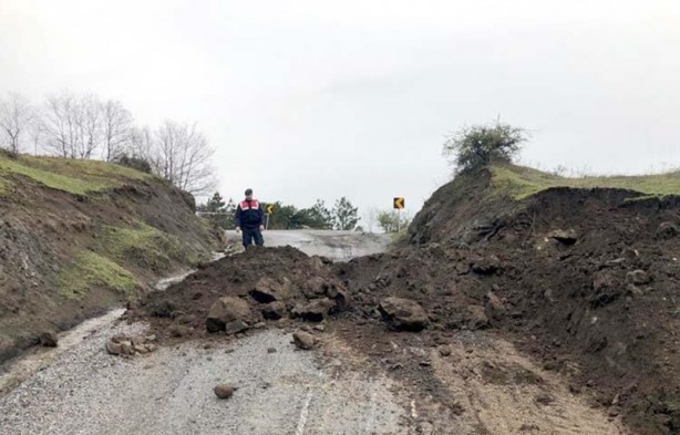 Foto - Asker bazı yolları toprak dökerek kapattı!