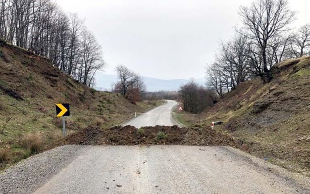 Foto - Asker bazı yolları toprak dökerek kapattı!