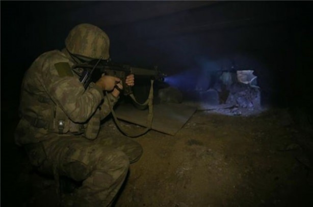 Foto - Asker, PKK tünellerine indi!