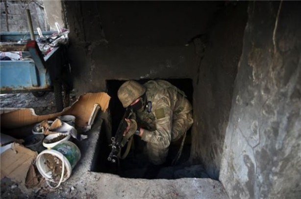 Foto - Asker, PKK tünellerine indi!