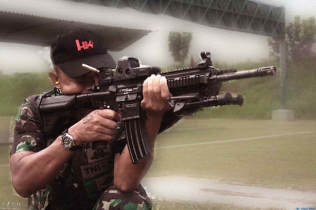 Foto - Askere modern savaş silahı