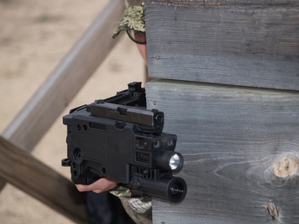 Foto - Askere modern savaş silahı