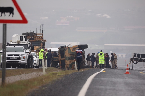 Foto - Askeri araç kaza yaptı: Yaralı askerler var