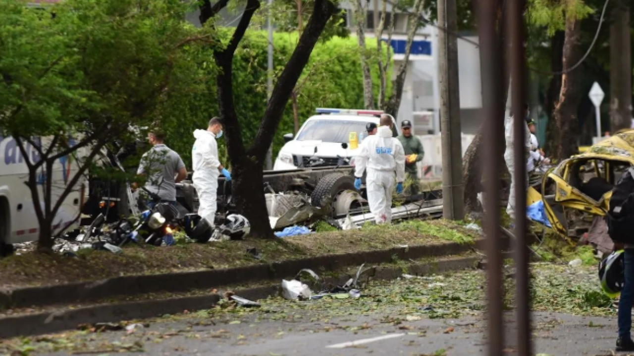 Foto - Askeri hava üssü yakınlarına bombalı saldırı! Çok sayıda ölü ve yaralılar var!