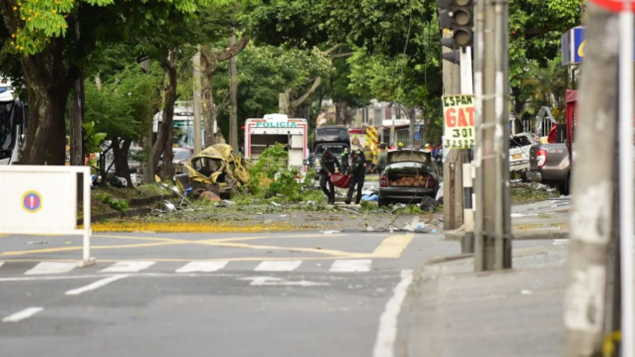 Foto - Askeri hava üssü yakınlarına bombalı saldırı! Çok sayıda ölü ve yaralılar var!