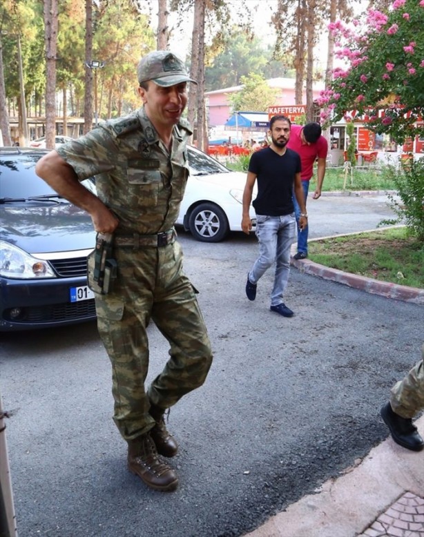 Foto - Askerler niye kollarına kırmızı-beyaz flama taktı?