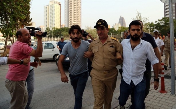 Foto - Askerler niye kollarına kırmızı-beyaz flama taktı?