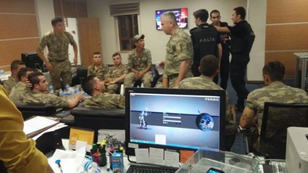 Foto - Askerler niye kollarına kırmızı-beyaz flama taktı?