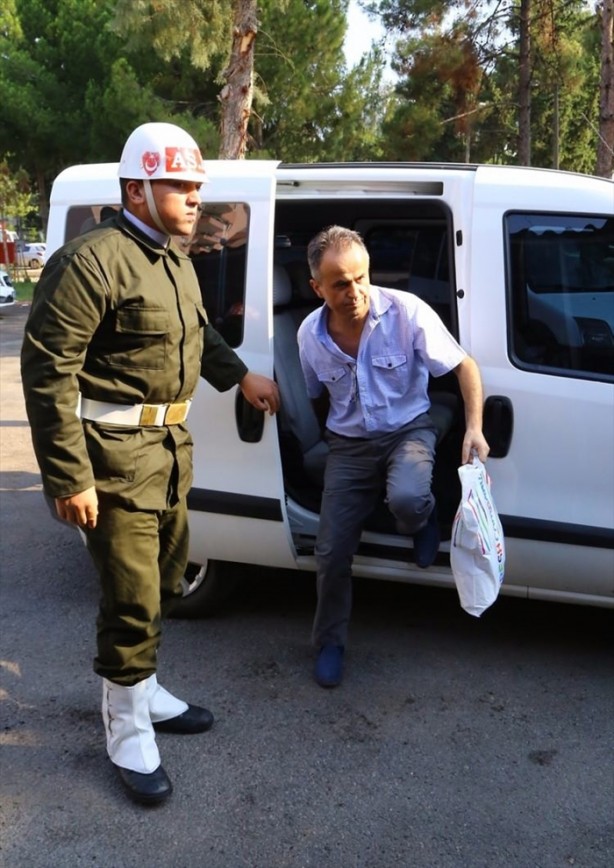 Foto - Askerler niye kollarına kırmızı-beyaz flama taktı?