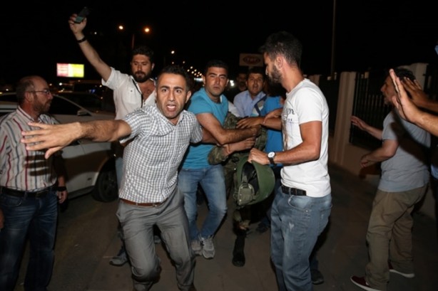 Foto - Askerler niye kollarına kırmızı-beyaz flama taktı?