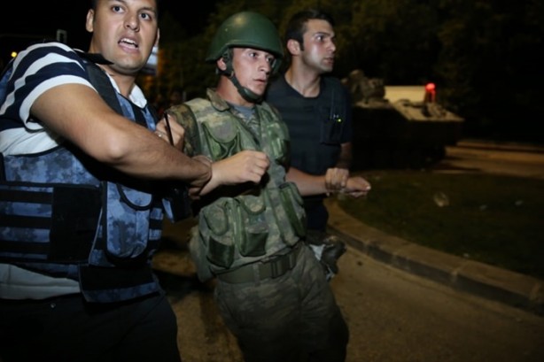 Foto - Askerler niye kollarına kırmızı-beyaz flama taktı?