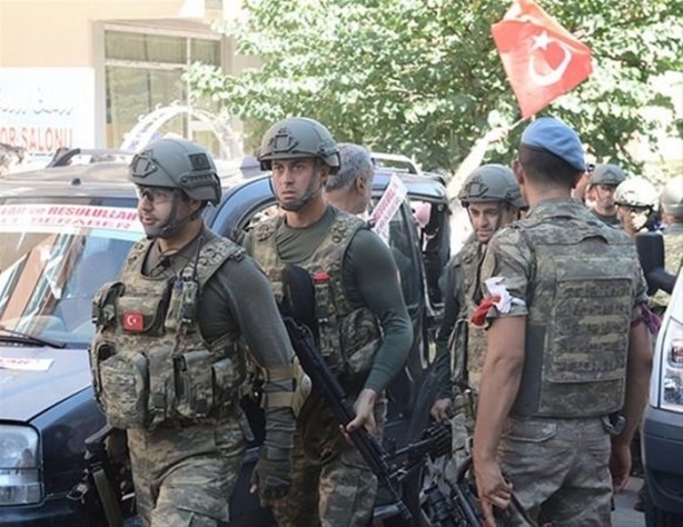 Foto - Askerler niye kollarına kırmızı-beyaz flama taktı?