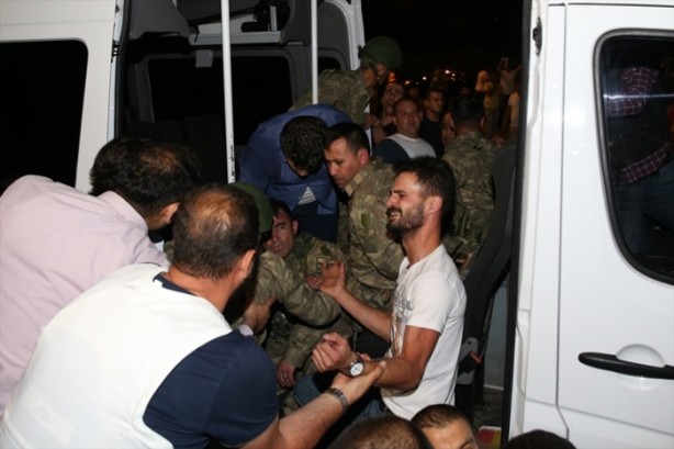 Foto - Askerler niye kollarına kırmızı-beyaz flama taktı?