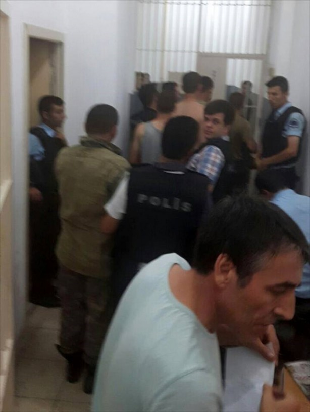 Foto - Askerler niye kollarına kırmızı-beyaz flama taktı?
