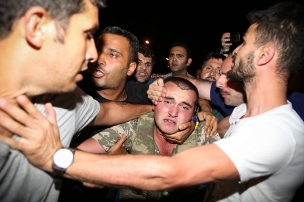 Foto - Askerler niye kollarına kırmızı-beyaz flama taktı?