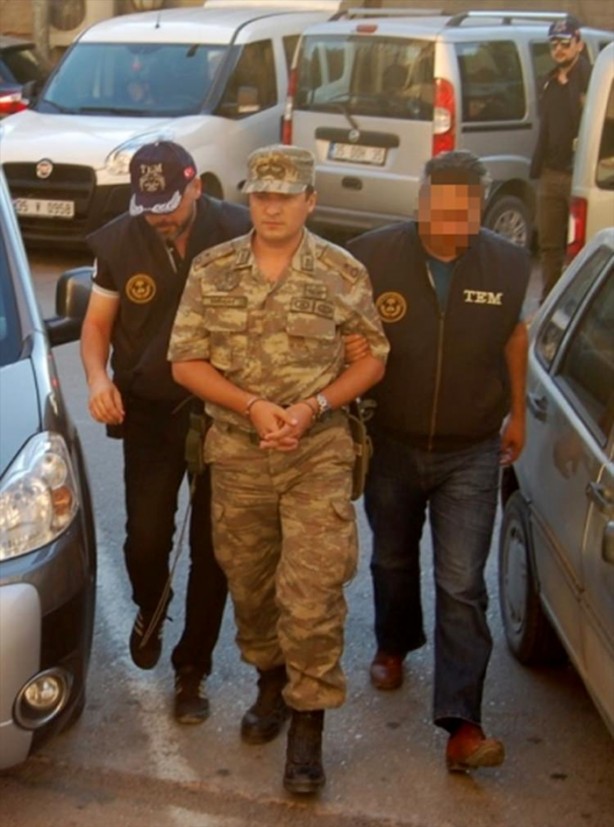 Foto - Askerler niye kollarına kırmızı-beyaz flama taktı?