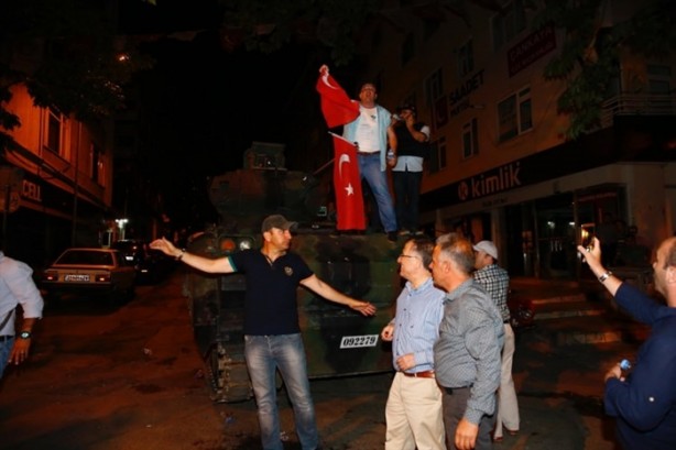 Foto - Askerler niye kollarına kırmızı-beyaz flama taktı?