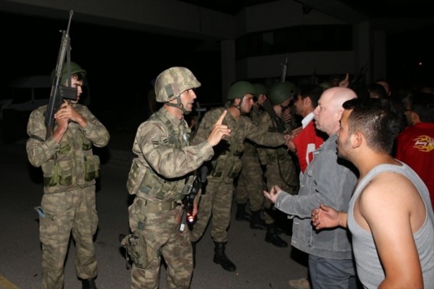Foto - Askerler niye kollarına kırmızı-beyaz flama taktı?
