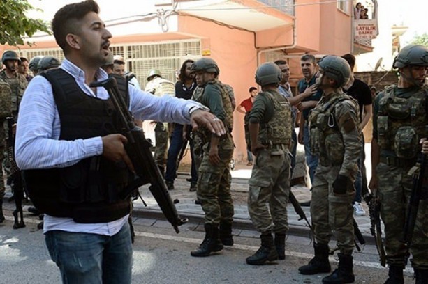 Foto - Askerler niye kollarına kırmızı-beyaz flama taktı?