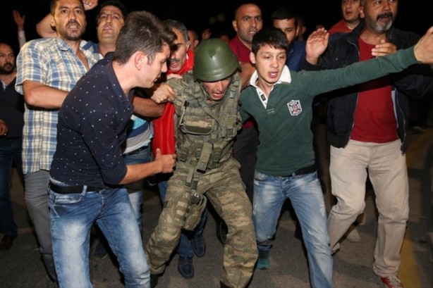 Foto - Askerler niye kollarına kırmızı-beyaz flama taktı?