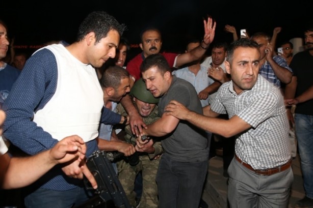 Foto - Askerler niye kollarına kırmızı-beyaz flama taktı?