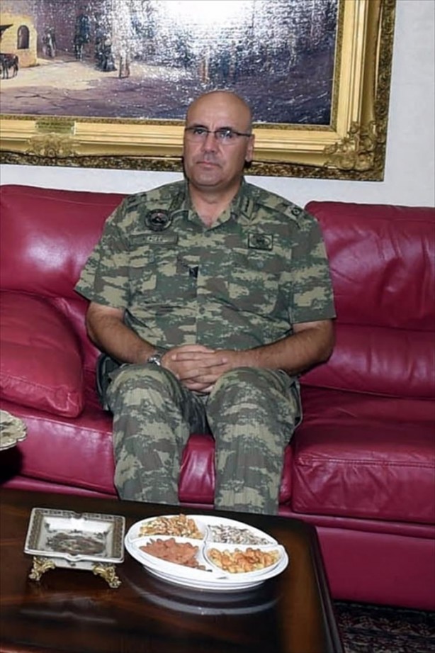 Foto - Askerler niye kollarına kırmızı-beyaz flama taktı?