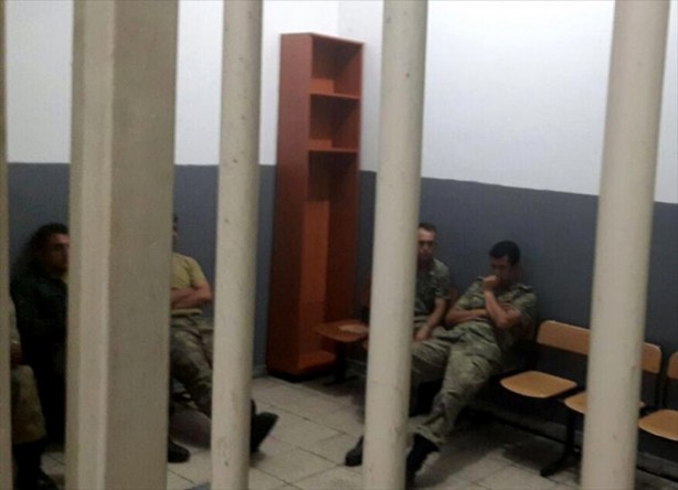Foto - Askerler niye kollarına kırmızı-beyaz flama taktı?