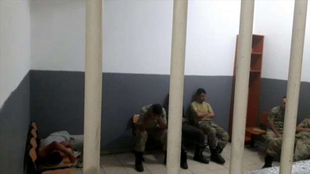 Foto - Askerler niye kollarına kırmızı-beyaz flama taktı?