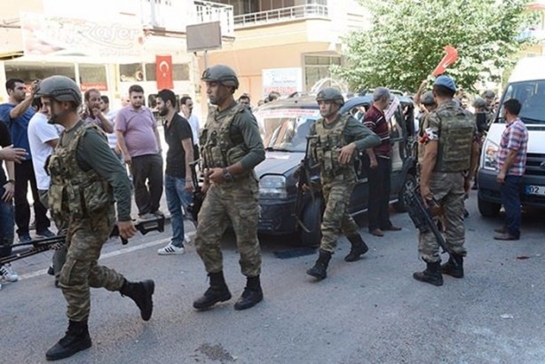 Foto - Askerler niye kollarına kırmızı-beyaz flama taktı?
