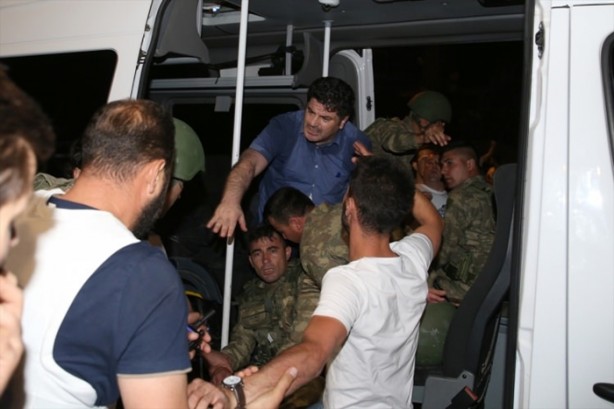 Foto - Askerler niye kollarına kırmızı-beyaz flama taktı?