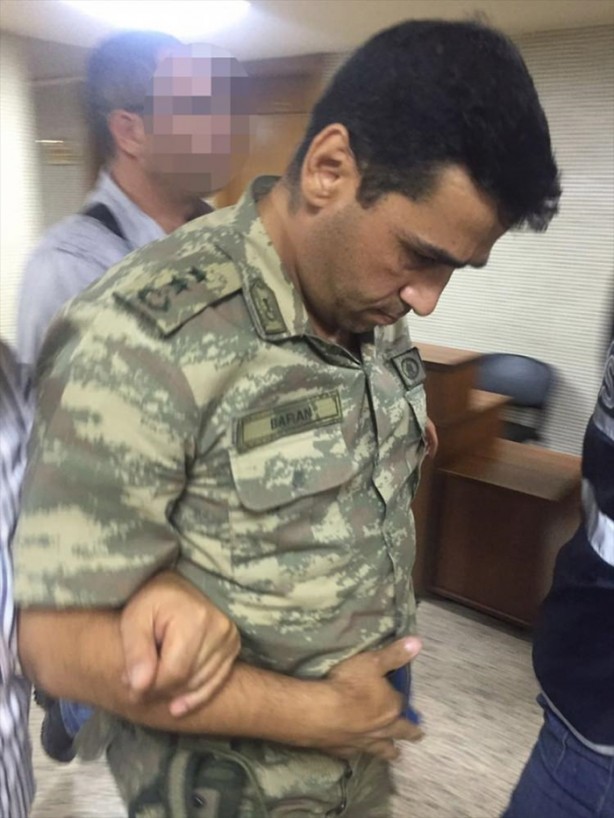 Foto - Askerler niye kollarına kırmızı-beyaz flama taktı?