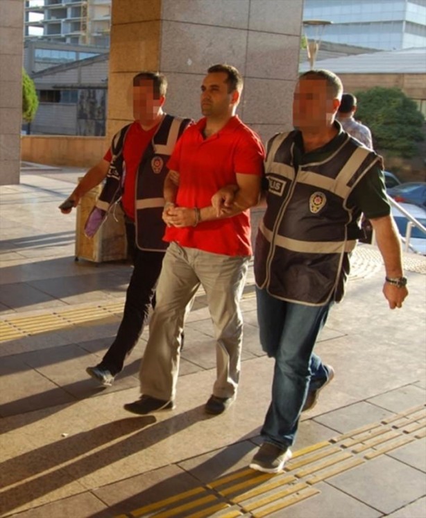Foto - Askerler niye kollarına kırmızı-beyaz flama taktı?
