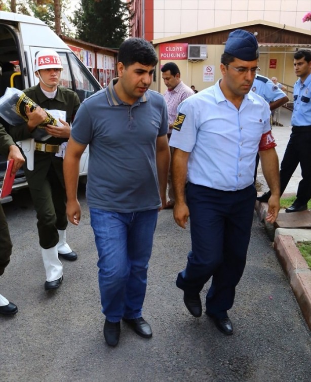 Foto - Askerler niye kollarına kırmızı-beyaz flama taktı?