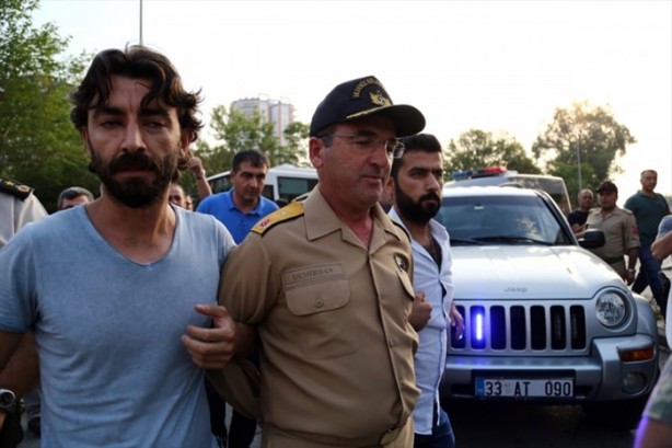 Foto - Askerler niye kollarına kırmızı-beyaz flama taktı?