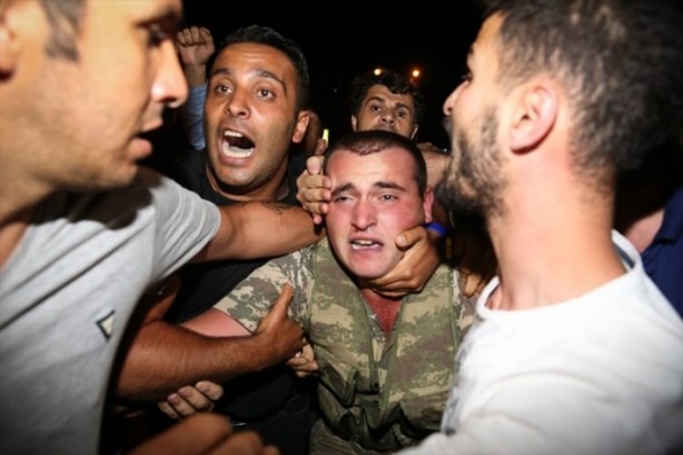 Foto - Askerler niye kollarına kırmızı-beyaz flama taktı?