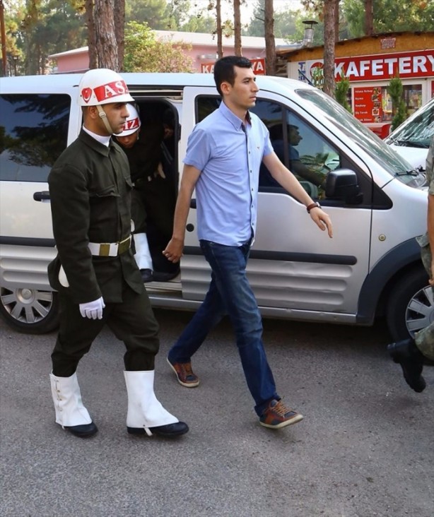 Foto - Askerler niye kollarına kırmızı-beyaz flama taktı?