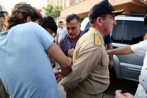 Foto - Askerler niye kollarına kırmızı-beyaz flama taktı?